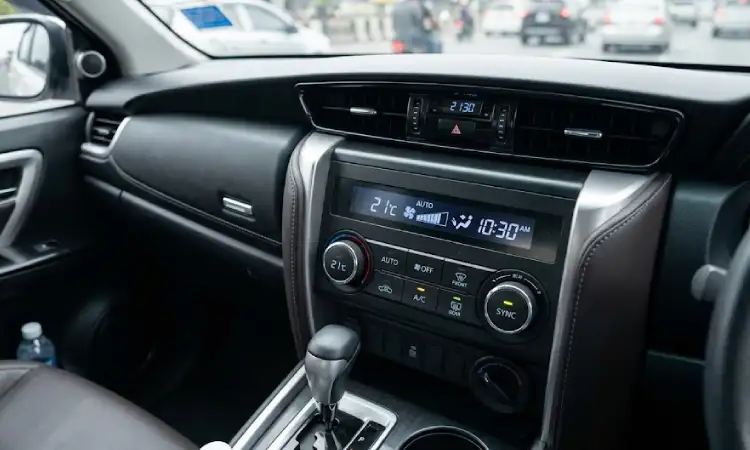 AC mobil bau apek, Sumber: AI