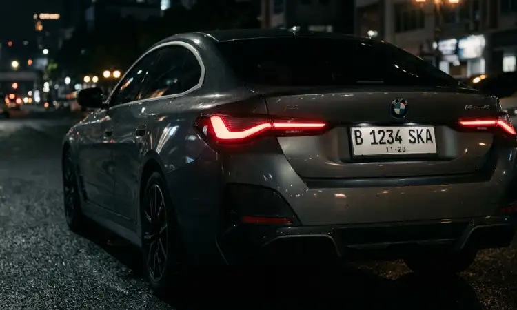 Lampu mobil redup, Sumber: AI