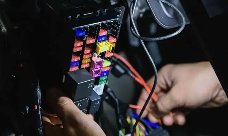 Fungsi sekring mobil, Sumber: astra-daihatsu.id
